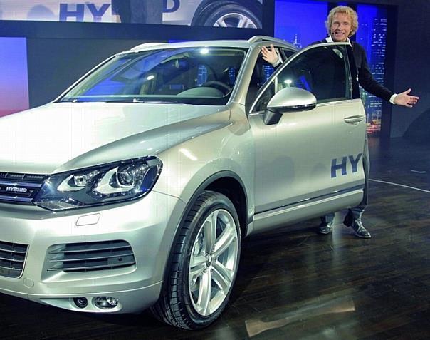 Thomas Gottschalk am neuen Volkswagen Touareg 